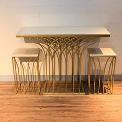 طاولة وحدة تحكم خشبية ملتوية أنيقة بمدخل من الفولاذ المقاوم للصدأ وسطح من الرخام (مجموعة من 3 قطع)