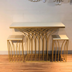 طاولة وحدة تحكم خشبية ملتوية أنيقة بمدخل من الفولاذ المقاوم للصدأ وسطح من الرخام (مجموعة من 3 قطع)