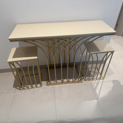 طاولة وحدة تحكم خشبية ملتوية أنيقة بمدخل من الفولاذ المقاوم للصدأ وسطح من الرخام (مجموعة من 3 قطع)