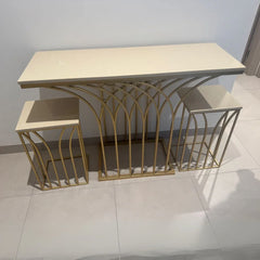 طاولة وحدة تحكم خشبية ملتوية أنيقة بمدخل من الفولاذ المقاوم للصدأ وسطح من الرخام (مجموعة من 3 قطع)