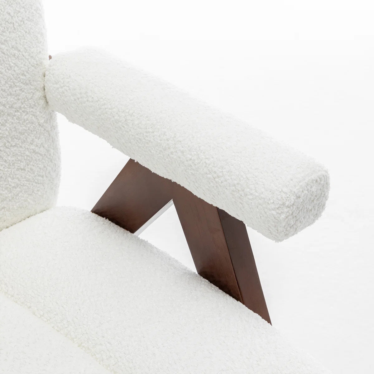 كرسي بذراعين منجد بتصميم منتصف القرن من الخشب الملتوي مع أرجل خشبية صلبة