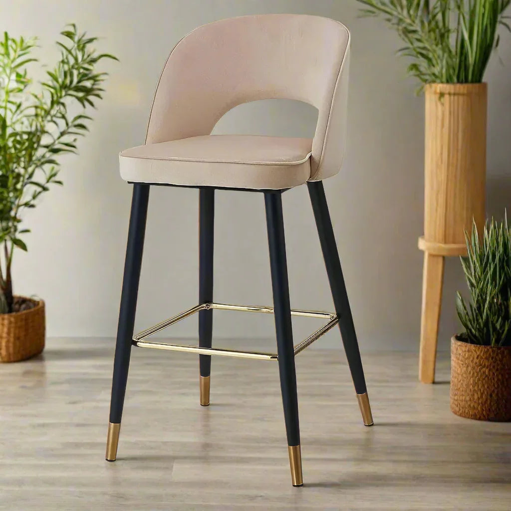 A Modern Cafe Chair That Blends Style and Comfort