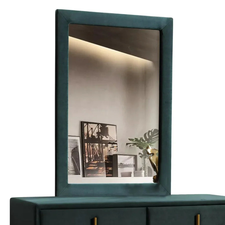 A Built-In Mirror and Six Drawers for Every Essential