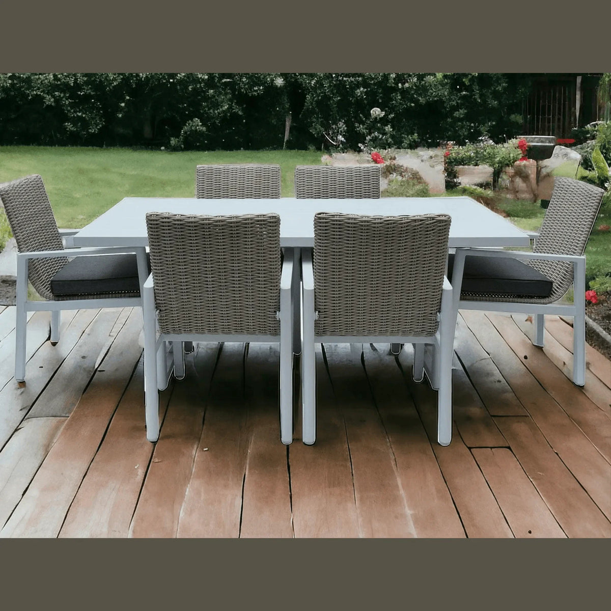 Calamus: Two-Tone Outdoor Dining