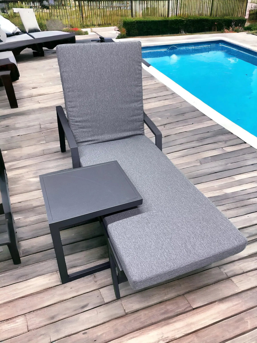 A Daybed Perfect for Beach Leisure