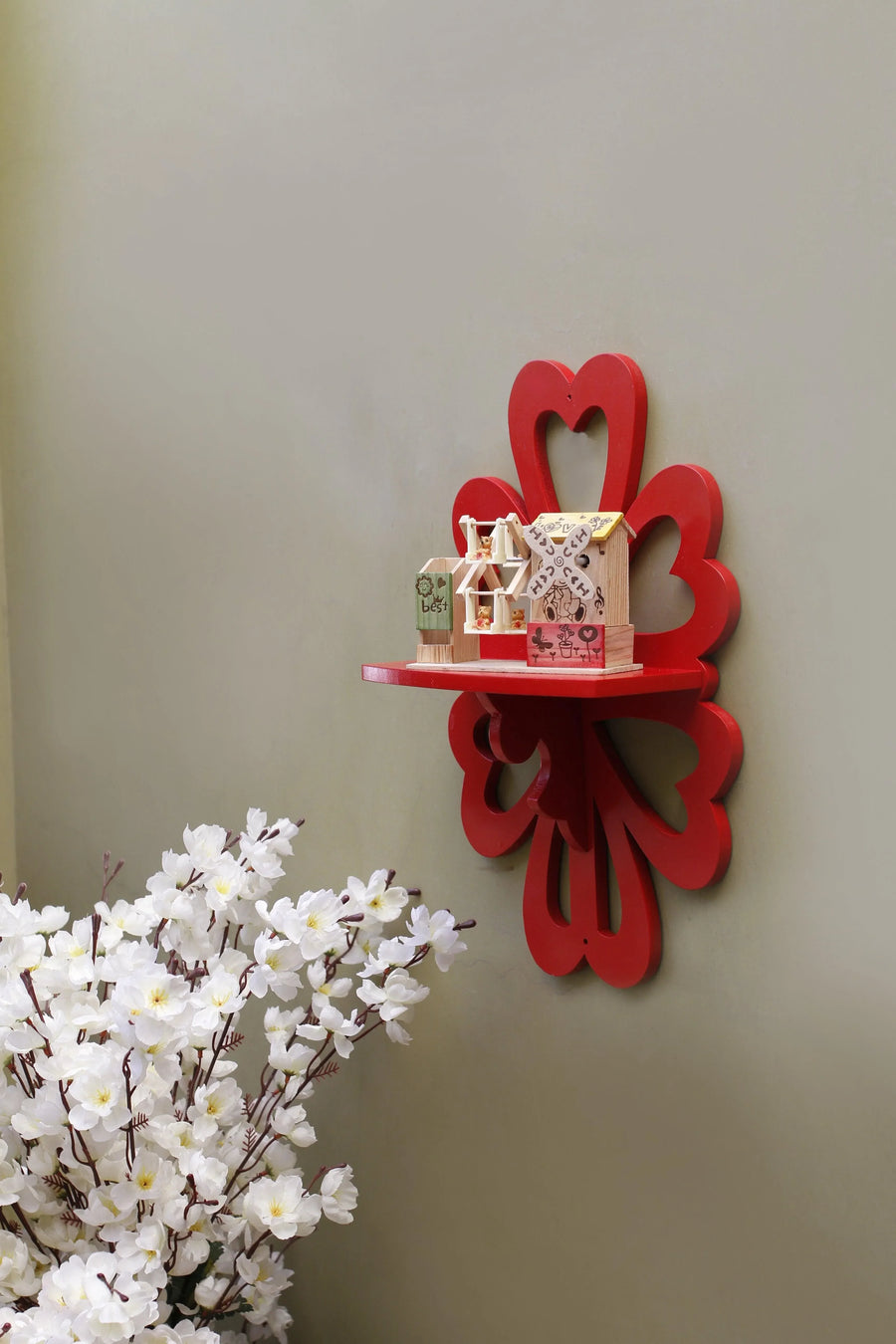 Room for showpieces and vases