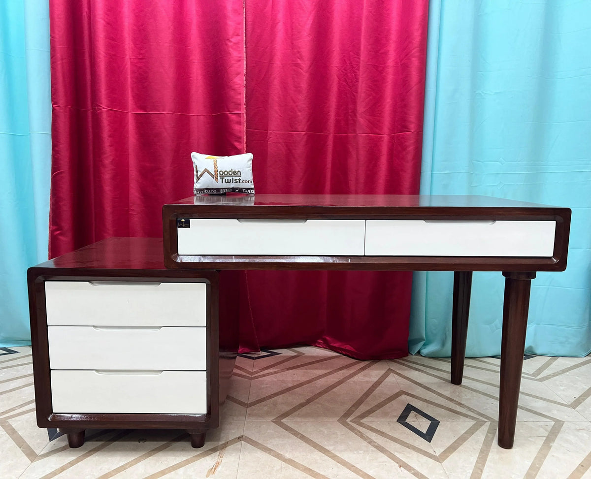 A Study Table Designed to Keep You Organized